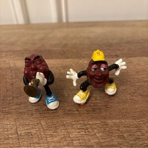 Vintage 1988 California Raisin Christmas PVC Figure With Trumpet & Roller Skates